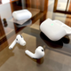 Imagen para el artículo titulado Me estafaron con una falsificación tan buena de los AirPods Pro que me los quedé